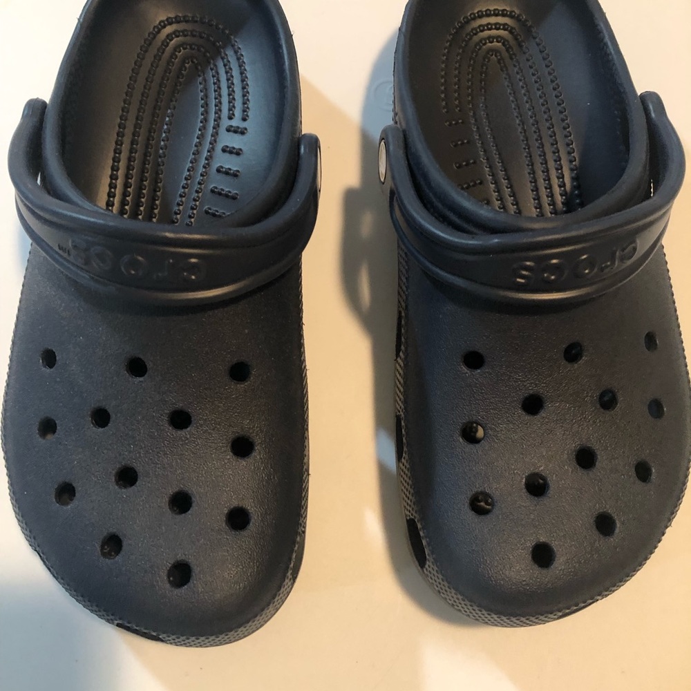 Navy Crocs size M6 W8 EUC